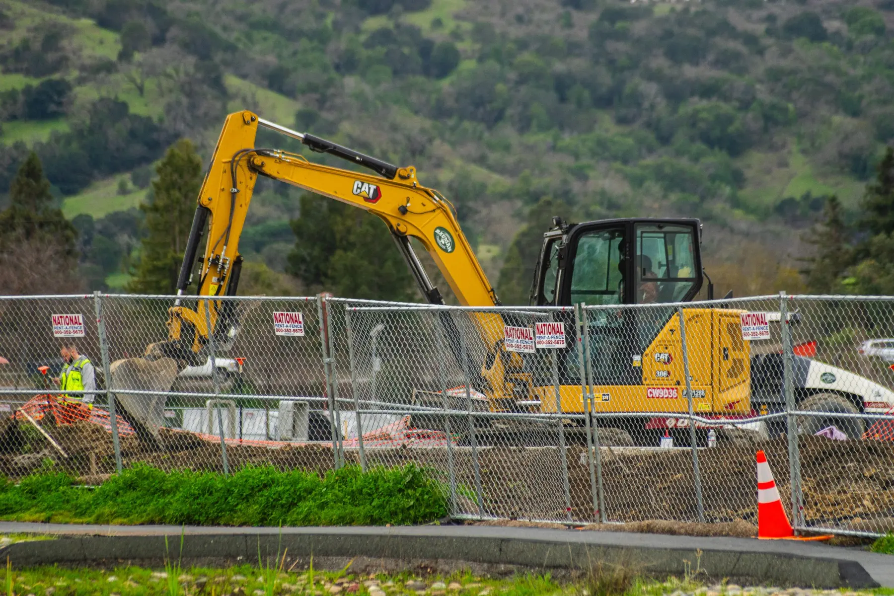 Canteiro de obra com equipamento e solo exposto